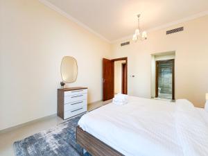 Elegant 1BR in Dunya Tower, Downtown Dubai 12AB10