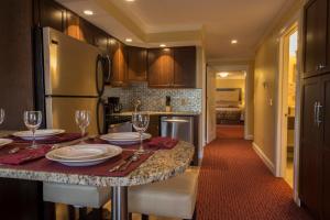 Deluxe Two-Bedroom Suite room in Golden Gables Inn