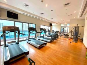 Studio in Dubai Marina near Beach and Metro with fast wifi and Car Parking Z507