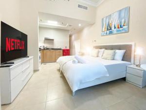 Studio in Dubai Marina near Beach and Metro with fast wifi and Car Parking Z507