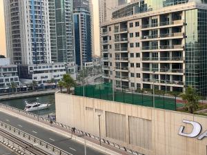 Studio in Dubai Marina near Beach and Metro with fast wifi and Car Parking Z507