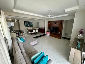 Casa luxuosa con piscina no centro de Bombinhas