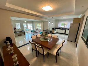 Casa luxuosa con piscina no centro de Bombinhas