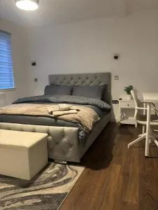 Modern spacious flat Aylesbury town centre, Free parking on site close to train station - Bierton