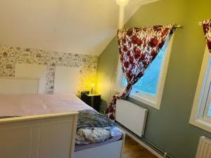 Cozy Room in a Villa with private bathroom and Shared Kitchen - 11min walking from Huddinge Station - Huddinge