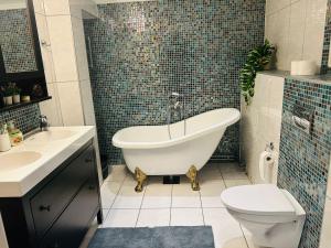 Cozy Room in a Villa with private bathroom and Shared Kitchen - 11min walking from Huddinge Station