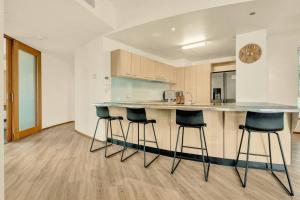 Waves 203 on Currumbin