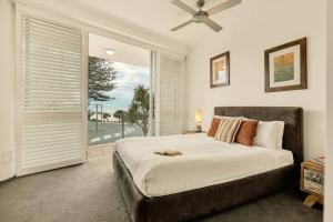 Waves 203 on Currumbin