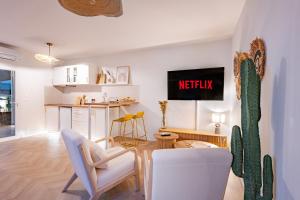 Suite Bali de 45m2 - Idéal couple - Chambre séparée - Jacuzzi baignoire balnéo - Sauna - Clim réversible - Netflix - Piscine accès partagé avec la petite copro - Bouteille de champagne offerte dès 2 nuits