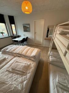 Folsted - Værelse 102 med eget badeværelse og fri parkering