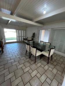 Casa 4 dormitorios 1 quadra da praia