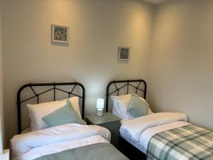 3 Bedroom home, with 4 beds, parking, walk to station & town centre families and business visitors welcome