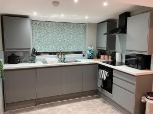 3 Bedroom home, with 4 beds, parking, walk to station & town centre families and business visitors welcome