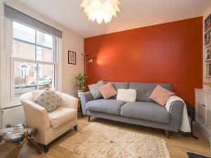 Colourful homely 2 bed terrace - Pass the Keys