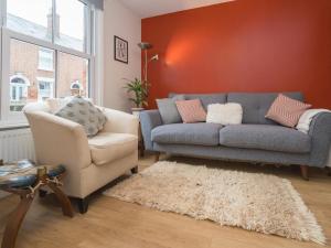 Colourful homely 2 bed terrace - Pass the Keys