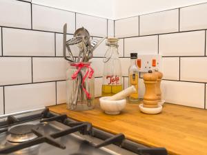 Colourful homely 2 bed terrace - Pass the Keys