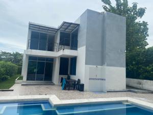 confortable casa con piscina privada