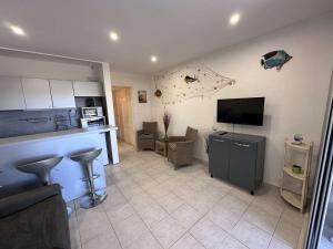 Studio climatisé 30m² avec piscine à 50m de la plage - FR-1-731-107