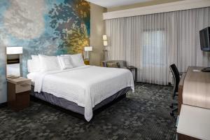 King Room with Sofa Bed room in Courtyard Cleveland Westlake