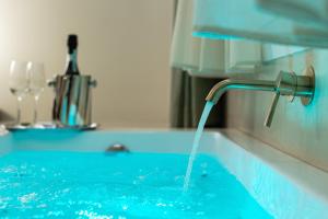 The Athenian Aroma - Suite with Jacuzzi