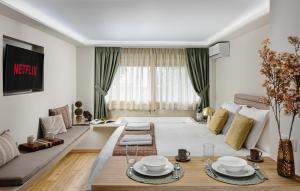 The Athenian Aroma - Suite with Jacuzzi