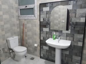 Spacious 3 Bed with Pool, Close to Malls