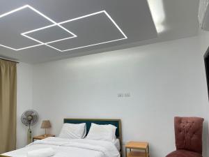 Spacious 3 Bed with Pool, Close to Malls