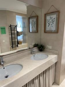 Appartements Cote Baie avec parking wifi draps et serviettes : photos des chambres