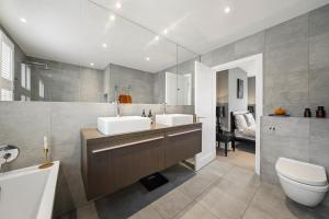 Central 4 Bedroom House with Garden in Battersea close to Chelsea