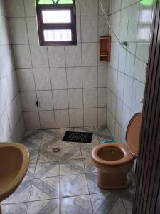 Casa com pisicna in Mongaguá