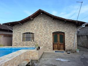 Casa com pisicna in Mongaguá
