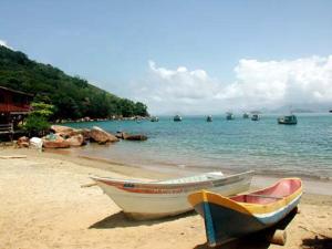 Deliciosa beach house, 100m do mar, 8 pessoas, em Picinguaba