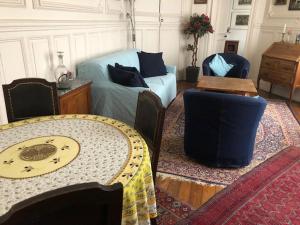 Le 35 rue Coquillière with airport pick-up service