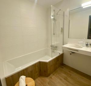 Hotels Hotel Saint-Roch, Saint-Ybard : photos des chambres