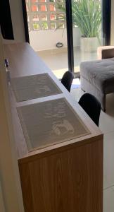 Apto com varanda e ótima localização