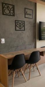 Apto com varanda e ótima localização