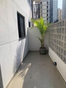 Apto com varanda e ótima localização