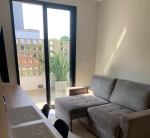 Apto com varanda e ótima localização