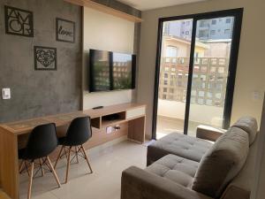 Apto com varanda e ótima localização