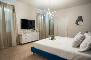 Stunning 10 Bed Home with Themed Rooms Pool