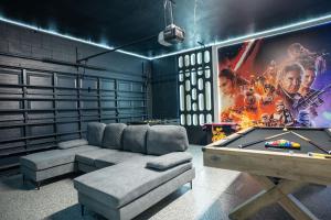 Stunning 10 Bed Home with Themed Rooms Pool