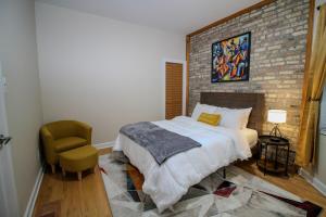 Queen Beds, Long Stay, Garage Parking, Near Train