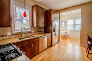 Queen Beds, Long Stay, Garage Parking, Near Train