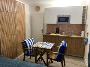 Aux pieds des plages, du port, de la piste cyclable et des commerces de proximité, un studio au dernier étage avec une vue panoramique sur le Bassin dArcachon, entièrement rénové, dans une résidence avec piscine