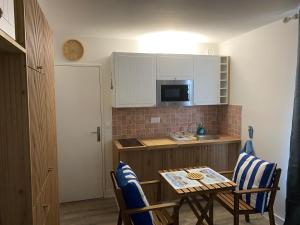 Aux pieds des plages, du port, de la piste cyclable et des commerces de proximité, un studio au dernier étage avec une vue panoramique sur le Bassin dArcachon, entièrement rénové, dans une résidence avec piscine