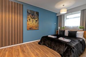 STUNNING MODERN Apartment Near AIRPORT & CENTRE, FREE PARKING, AMAZING LED MEDIA WALL & LUXURY MASTER BEDROOM