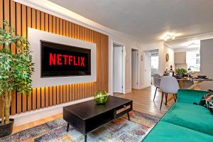 STUNNING MODERN Apartment Near AIRPORT & CENTRE, FREE PARKING, AMAZING LED MEDIA WALL & LUXURY MASTER BEDROOM