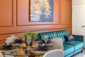 STUNNING MODERN Apartment Near AIRPORT & CENTRE, FREE PARKING, AMAZING LED MEDIA WALL & LUXURY MASTER BEDROOM