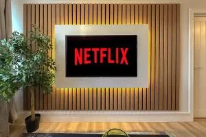 STUNNING MODERN Apartment Near AIRPORT & CENTRE, FREE PARKING, AMAZING LED MEDIA WALL & LUXURY MASTER BEDROOM - Barton in the Clay