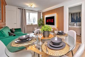 STUNNING MODERN Apartment Near AIRPORT & CENTRE, FREE PARKING, AMAZING LED MEDIA WALL & LUXURY MASTER BEDROOM